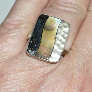 Einzelstück, Ring "Stripes" aus 925 Silber mit dunkelbraunem Ebenholz + grünweißen Perlmutt sowie eine strukturierte seidenmatte Silberfläche, im Rechteck verbunden, verstellbare Ringweite ca. 58 -	Nur erhältlich bei www.danilogold-shop.de