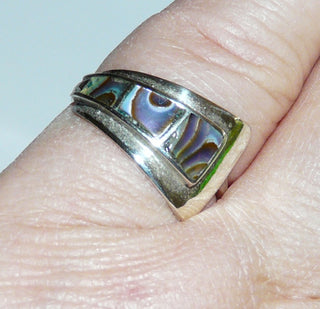 Einzelstück, Ring "Trapez" aus 925 Silber, gefertigt in Mexico, 3 Teile aus dem grün-blau-violett schillernden Perlmutt der Paua-Muschel, auch See-Opal genannt, in Fingerform gebogenen, verstellbare Ringweite ca. 52 -	Nur erhältlich im Onlineshop von Juwelier & Goldschmiede Danilo!