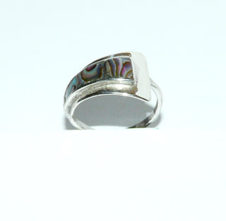 Einzelstück, Ring "Trapez" aus 925 Silber, gefertigt in Mexico, 3 Teile aus dem grün-blau-violett schillernden Perlmutt der Paua-Muschel, auch See-Opal genannt, in Fingerform gebogenen, verstellbare Ringweite ca. 52 -	Nur erhältlich im Onlineshop von Juwelier & Goldschmiede Danilo!