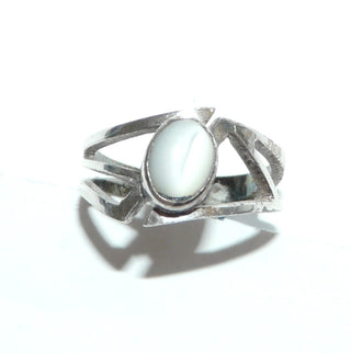 Einzelstück, Ring "Triangle" aus 925 Silber mit einem ovalen weißen Perlmutt-Cabochon, Ringschiene bestehend aus Durchbrüchen in Dreieckform, poliert, Ringweite 54,5 -	Einzelstücke nur erhältlich bei www.danilogold-shop.de