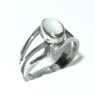 Einzelstück, Ring "Triangle" aus 925 Silber mit einem ovalen weißen Perlmutt-Cabochon, Ringschiene bestehend aus Durchbrüchen in Dreieckform, poliert, Ringweite 54,5 -	Einzelstücke nur erhältlich bei www.danilogold-shop.de