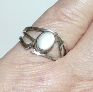 Einzelstück, Ring "Triangle" aus 925 Silber mit einem ovalen, weißen Perlmutt-Cabochon, Ringschiene besteht aus zwei durchbrochenen Dreiecken, poliert, Ringweite 54,5 - Einzelstücke nur erhältlich bei www.danilogold-shop.de