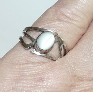 Einzelstück, Ring "Triangle" aus 925 Silber mit einem ovalen weißen Perlmutt-Cabochon, Ringschiene bestehend aus Durchbrüchen in Dreieckform, poliert, Ringweite 54,5 -	Einzelstücke nur erhältlich bei www.danilogold-shop.de