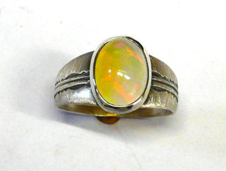 Einzelstück, Handarbeit, Unikat-Ring aus 925 Silber mit einem ovalen äthiopischen Welo-Opal, ca. 12,7 mm x 9,6 mm, Ringschiene matt, Muster in den Tiefen geschwärzt, Ringweite 56 -	Handgefertigtes Unikat! Nur im Danilo Gold Online Shop!