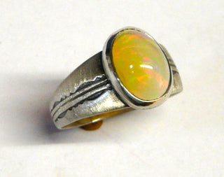 Einzelstück, Handarbeit, Unikat-Ring aus 925 Silber mit einem ovalen äthiopischen Welo-Opal, ca. 12,7 mm x 9,6 mm, Ringschiene matt, Muster in den Tiefen geschwärzt, Ringweite 56 -	Handgefertigtes Unikat! Nur im Danilo Gold Online Shop!