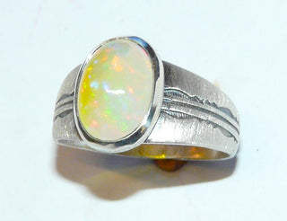 Einzelstück, Handarbeit, Unikat-Ring aus 925 Silber mit einem ovalen äthiopischen Welo-Opal, ca. 12,7 mm x 9,6 mm, Ringschiene matt, Muster in den Tiefen geschwärzt, Ringweite 56 -	Handgefertigtes Unikat! Nur im Danilo Gold Online Shop!