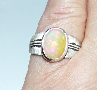 Einzelstück, Handarbeit, Unikat-Ring aus 925 Silber mit einem ovalen äthiopischen Welo-Opal, ca. 12,7 mm x 9,6 mm, Ringschiene matt, Muster in den Tiefen geschwärzt, Ringweite 56 -	Handgefertigtes Unikat! Nur im Danilo Gold Online Shop!