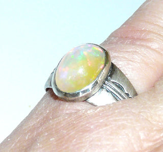 Einzelstück, Handarbeit, Unikat-Ring aus 925 Silber mit einem ovalen äthiopischen Welo-Opal, ca. 12,7 mm x 9,6 mm, Ringschiene matt, Muster in den Tiefen geschwärzt, Ringweite 56 -	Handgefertigtes Unikat! Nur im Danilo Gold Online Shop!