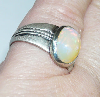 Einzelstück, Handarbeit, Unikat-Ring aus 925 Silber mit einem ovalen äthiopischen Welo-Opal, ca. 12,7 mm x 9,6 mm, Ringschiene matt, Muster in den Tiefen geschwärzt, Ringweite 56 -	Handgefertigtes Unikat! Nur im Danilo Gold Online Shop!