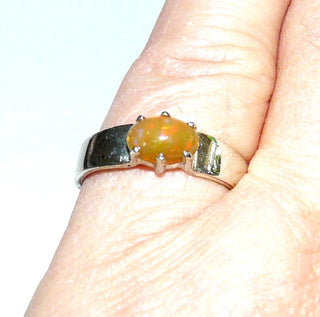 Einzelstück, Handarbeit, Ring aus 925 Silber mit einem ovalen äthiopischen Opal in Farbe Feueropal, Orangerot, ca. 8 mm x 6,5 mm, Ringweite 56,5 -	Handgefertigtes Unikat! Nur im Onlineshop von Juwelier & Goldschmiede Danilo!