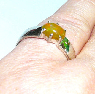 Einzelstück, Handarbeit, Ring aus 925 Silber mit einem ovalen äthiopischen Opal in Farbe Feueropal, Orangerot, ca. 8 mm x 6,5 mm, Ringweite 56,5 -	Handgefertigtes Unikat! Nur im Onlineshop von Juwelier & Goldschmiede Danilo!
