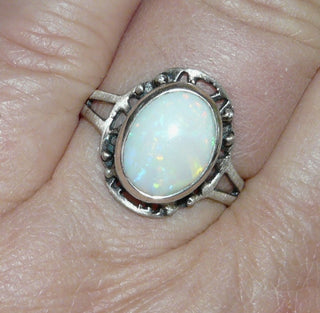 Handarbeit Unikat-Ring mit weißem australischen Opal, ovaler Cabochon schimmernd in gelb, orange + grün,  925 Silber in den Tiefen geschwärzt / oxidiert, sicher in einer Zargenfassung gehalten, Ringweite 60  - Besondere Unikate nur im Danilogold Onlineshop!