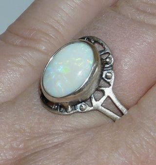 Handarbeit Unikat-Ring mit weißem australischen Opal, ovaler Cabochon schimmernd in gelb, orange + grün,  925 Silber in den Tiefen geschwärzt / oxidiert, sicher in einer Zargenfassung gehalten, Ringweite 60  - Besondere Unikate nur im Danilogold Onlineshop!