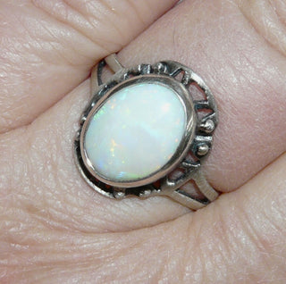 Handarbeit Unikat-Ring mit weißem australischen Opal, ovaler Cabochon schimmernd in gelb, orange + grün,  925 Silber in den Tiefen geschwärzt / oxidiert, sicher in einer Zargenfassung gehalten, Ringweite 60  - Besondere Unikate nur im Danilogold Onlineshop!