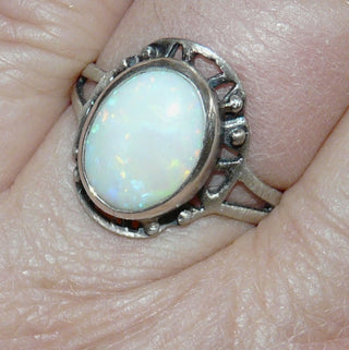 Handarbeit Unikat-Ring mit weißem australischen Opal, ovaler Cabochon schimmernd in gelb, orange + grün,  925 Silber in den Tiefen geschwärzt / oxidiert, sicher in einer Zargenfassung gehalten, Ringweite 60  - Besondere Unikate nur im Danilogold Onlineshop!
