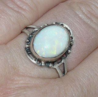 Handarbeit Unikat-Ring mit weißem australischen Opal, ovaler Cabochon schimmernd in gelb, orange + grün,  925 Silber in den Tiefen geschwärzt / oxidiert, sicher in einer Zargenfassung gehalten, Ringweite 60  - Besondere Unikate nur im Danilogold Onlineshop!