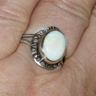 Handarbeit Unikat-Ring mit weißem australischen Opal, ovaler Cabochon schimmernd in gelb, orange + grün,  925 Silber in den Tiefen geschwärzt / oxidiert, sicher in einer Zargenfassung gehalten, Ringweite 60  - Besondere Unikate nur im Danilogold Onlineshop!