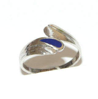 Einzelstück, Ring aus 925 Silber mit einem dunkelblauen, rekonstruierten Lapislazuli in geschwungener Tropfenform, glatt in Ringschiene eingelegt, poliert, Ringweite 56 -	Nur erhältlich im Onlineshop von Juwelier & Goldschmiede Danilo!