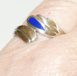 Einzelstück, Ring aus 925 Silber mit einem dunkelblauen, rekonstruierten Lapislazuli in geschwungener Tropfenform, glatt in Ringschiene eingelegt, poliert, Ringweite 56 -	Nur erhältlich im Onlineshop von Juwelier & Goldschmiede Danilo!
