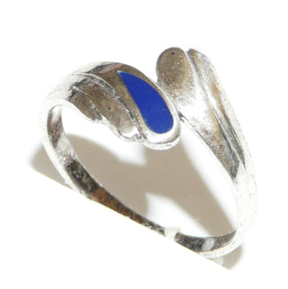 Einzelstück, Ring aus 925 Silber mit einem dunkelblauen, rekonstruierten Lapislazuli in geschwungener Tropfenform, glatt in Ringschiene eingelegt, poliert, Ringweite 56 -	Nur erhältlich im Onlineshop von Juwelier & Goldschmiede Danilo!