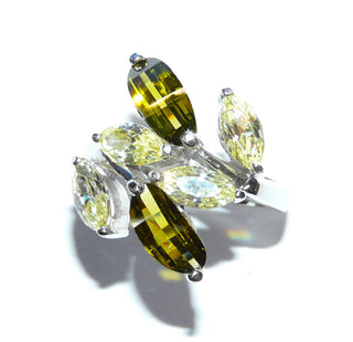 florales Einzelstück, Ring aus massiv 925 Silber mit 6 funkelnden, facettierten Zirkonia in gelbgrün + olivgrün und zarter Krappeneinfassung, Schiffchenformen funkelnd facettiert, Ringweite 56	Einzelstücke nur erhältlich bei www.danilogold-shop.de