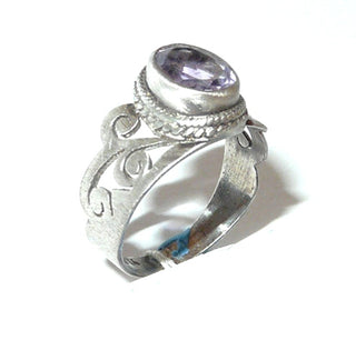 Einzelstück, Ring aus 925 Silber, gesägte Handarbeit mit einem ovalen, funkelnd facettierten, fliederfarbenen Amethyst, seidenmatt + in den Tiefen geschwärzt, Ringweite 50 - Handgefertigtes Unikat! Nur im Danilo Gold Online Shop!