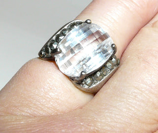 Einzelstück, ungewöhnlicher Ring aus 925 Silber mit einem gewölbten, facettierter Zirkonia + zwei Reihen Markasiten, poliert, Ringweite 48 -	Nur erhältlich bei www.danilogold-shop.de