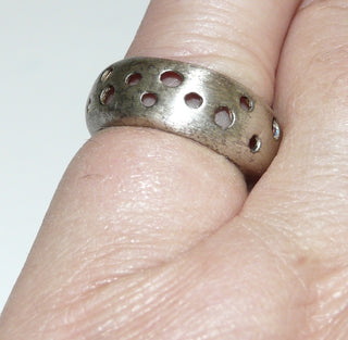 Einzelstück, Ring "Sternenzelt" aus 925 Silber, gleichlaufend, teilmassiv, mit halbrundem Querschnitt, kreisförmige Durchbrüche, seidenmatt, Ringweite 48 -	Unikatschmuck nur erhältlich im Onlineshop von Juwelier & Goldschmiede Danilo! 