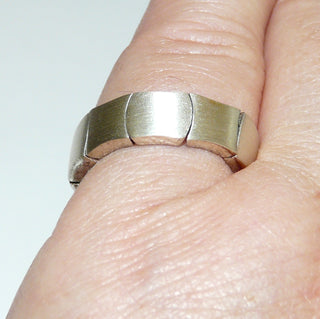 Einzelstück, Ring aus 925 Silber, gleichlaufend, seidenmatt mit polierten Kanten, bewegliche Glieder, Ringweite 53 -	Einzelstücke nur erhältlich bei www.danilogold-shop.de