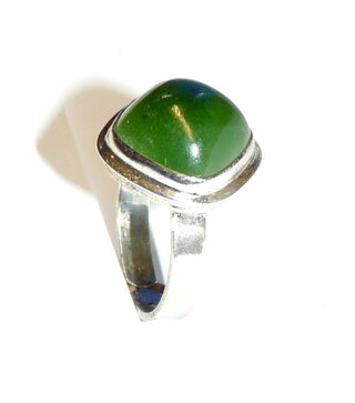 Retro-Einzelstück, Vintage-Ring aus 835 Silber mit einem quadratischen Jade-Kissen als Cabochon, Oberteil ca. 14,7 mm x 14,7 mm, Ringweite 55, leicht verstellbar, da unten offen, um 1970 -	Nur erhältlich im Onlineshop von Juwelier & Goldschmiede Danilo!