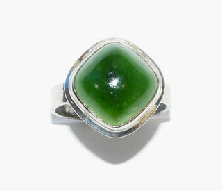 Einzelstück, Ring aus 835 Silber mit einem quadratischen Jade-Kissen als Cabochon, Oberteil ca. 14,7 mm x 14,7 mm, Ringweite 55, leicht verstellbar da unten offen -	Nur erhältlich im Onlineshop von Juwelier & Goldschmiede Danilo!