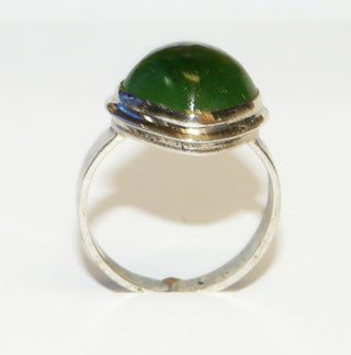 Einzelstück, Ring aus 835 Silber mit einem quadratischen Jade-Kissen als Cabochon, Oberteil ca. 14,7 mm x 14,7 mm, Ringweite 55, leicht verstellbar da unten offen -	Nur erhältlich im Onlineshop von Juwelier & Goldschmiede Danilo!