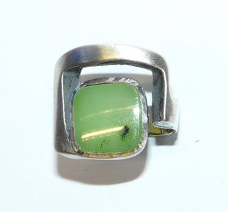 Einzelstück, Unikat-Ring aus 925 Silber mit einer Platte aus grüner Jade, skandinavisches Design, matte Oberfläche in den Tiefen geschwärzt, ca. 24,8 mm x 22,5 mm, Ringweite 58,5 - Nur erhältlich im Onlineshop von Juwelier & Goldschmiede Danilo!