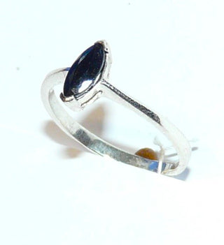 Einzelstück, Unikat-Ring aus 925 Silber mit einem dunkelblauen, funkelnd facettierten Saphir-Navette / Marqiuse, Ringweite 56, klassische Solitär-Form - Nur erhältlich im Onlineshop von Juwelier & Goldschmiede Danilo!
