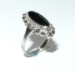 Einzelstück, Ring aus 925 Silber mit einem lang-ovalen Onyx-Cabochon, umrandet von Markasiten, poliert, Replik im Stil um 1920, Ringweite 54,5 -	Nur erhältlich im Onlineshop von Juwelier & Goldschmiede Danilo!