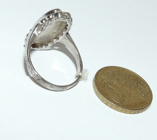 Einzelstück, Ring aus 925 Silber mit einem lang-ovalen Onyx-Cabochon, umrandet von Markasiten, poliert, Replik im Stil um 1920, Ringweite 54,5 -	Nur erhältlich im Onlineshop von Juwelier & Goldschmiede Danilo!