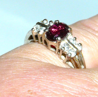 Einzelstück, Ring aus 925 Silber im Juwelenstil, mit einem ovalen, funkelnd facettierten, rosa Turmalin / Rubellit + 8 Zirkonia, poliert, Ringweite 54 - Unikatschmuck nur erhältlich im Onlineshop von Juwelier & Goldschmiede Danilo! 