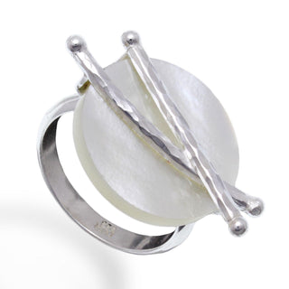 Einzelstück, "Silbermond" interessanter Ring aus 925 Silber mit einer runden Perlmutt-Platte, gehalten durch 2 borkierte Stäbe, poliert, Ringweite 53 -	Einzelstücke nur erhältlich bei www.danilogold-shop.de