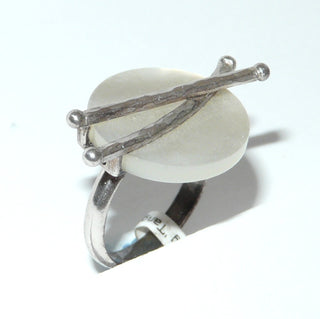 Einzelstück, "Silbermond" interessanter Ring aus 925 Silber mit einer runden Perlmutt-Platte, gehalten durch 2 borkierte Stäbe, poliert, Ringweite 53 -	Einzelstücke nur erhältlich bei www.danilogold-shop.de