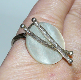 Einzelstück, "Silbermond" interessanter Ring aus 925 Silber mit einer runden Perlmutt-Platte, gehalten durch 2 borkierte Stäbe, poliert, Ringweite 53 -	Einzelstücke nur erhältlich bei www.danilogold-shop.de