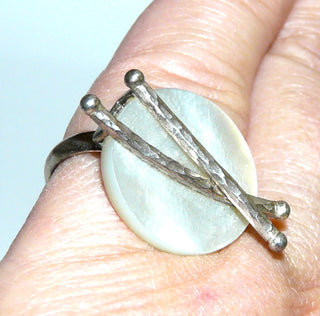 Einzelstück, "Silbermond" interessanter Ring aus 925 Silber mit einer runden, weißen Perlmutt-Scheibe, gehalten durch 2 borkierte Stäbe, poliert, Ringweite 53 - Einzelstücke nur erhältlich bei www.danilogold-shop.de