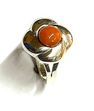 Einzelstück, Vintage-Ring "Blüte" aus Silber mit einem runden roten Korallen-Cabochon, Oberteil ca. 15 mm x 15 mm, Ringweite 51,5, um 1940-1950 -	Vintage-Schmuck nur im Onlineshop von danilogold!