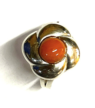 Einzelstück, Vintage-Ring "Blüte" aus Silber mit einem runden roten Korallen-Cabochon, Oberteil ca. 15 mm x 15 mm, Ringweite 51,5, um 1940-1950 -	Vintage-Schmuck nur im Onlineshop von danilogold!