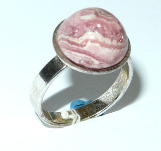 Einzelstück, Ring aus 925 Silber mit einem runden rosa-weißen Rhodochrosit-Cabochon, poliert, flexible Ringweite (56 weitenverstellbar) -	Nur erhältlich im Onlineshop von Juwelier & Goldschmiede Danilo!