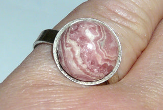 Einzelstück, Ring aus 925 Silber mit einem runden rosa-weißen Rhodochrosit-Cabochon, poliert, flexible Ringweite (56 weitenverstellbar) -	Nur erhältlich im Onlineshop von Juwelier & Goldschmiede Danilo!