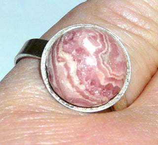 Einzelstück, Ring aus 925 Silber mit einem runden rosa-weißen Rhodochrosit-Cabochon, poliert, flexible Ringweite momentan 56, weitenverstellbar, da unter der Fassung geöffnet - Nur erhältlich im Onlineshop von Juwelier & Goldschmiede Danilo!