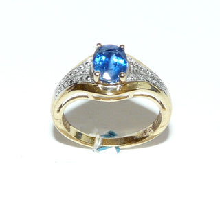 Einzelstück, klassischer Ring aus 925 Silber vergoldet, mit einem ovalen, facettierten, saphirblauen Cyanit, sicher eingefaßt in einem 4-Krapper-Chaton, die gravierte Ringschiene mit weißer Rhodinierung erweckt den Anschein von vielen kleinen "Brillanten", poliert, Ringweite 57 -	Einzelstücke nur erhältlich bei www.danilogold-shop.de