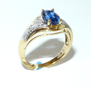 Einzelstück, klassischer Ring aus 925 Silber vergoldet, mit einem ovalen, facettierten, saphirblauen Cyanit, sicher eingefaßt in einem 4-Krapper-Chaton, die gravierte Ringschiene mit weißer Rhodinierung erweckt den Anschein von vielen kleinen "Brillanten", poliert, Ringweite 57 -	Einzelstücke nur erhältlich bei www.danilogold-shop.de