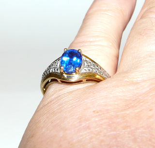 Einzelstück, klassischer Ring aus 925 Silber vergoldet, mit einem ovalen, facettierten, saphirblauen Cyanit, sicher eingefaßt in einem 4-Krapper-Chaton, die gravierte Ringschiene mit weißer Rhodinierung erweckt den Anschein von vielen kleinen "Brillanten", poliert, Ringweite 57 -	Einzelstücke nur erhältlich bei www.danilogold-shop.de