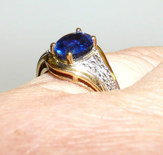 Einzelstück, klassischer Ring aus 925 Silber vergoldet, mit einem ovalen, facettierten, saphirblauen Cyanit, sicher eingefaßt in einem 4-Krapper-Chaton, die gravierte Ringschiene mit weißer Rhodinierung erweckt den Anschein von vielen kleinen "Brillanten", poliert, Ringweite 57 -	Einzelstücke nur erhältlich bei www.danilogold-shop.de